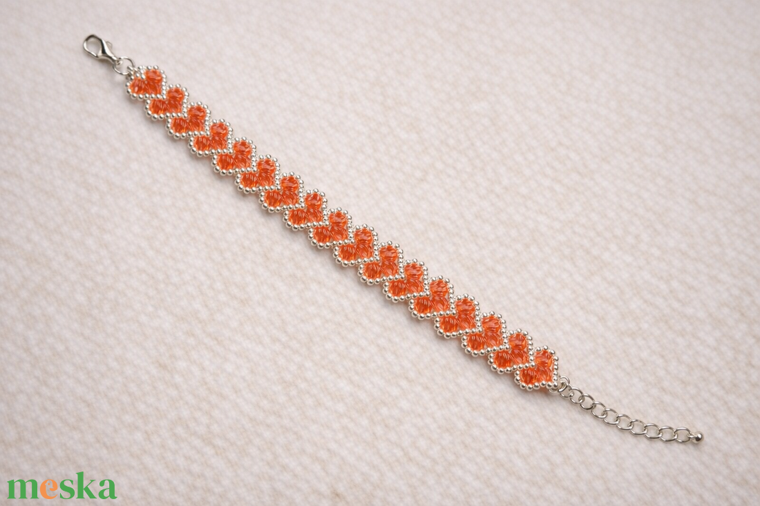 Gyöngy karkötő - pirosas szívecskékkel - ékszer - karkötő - gyöngyös karkötő - Meska.hu