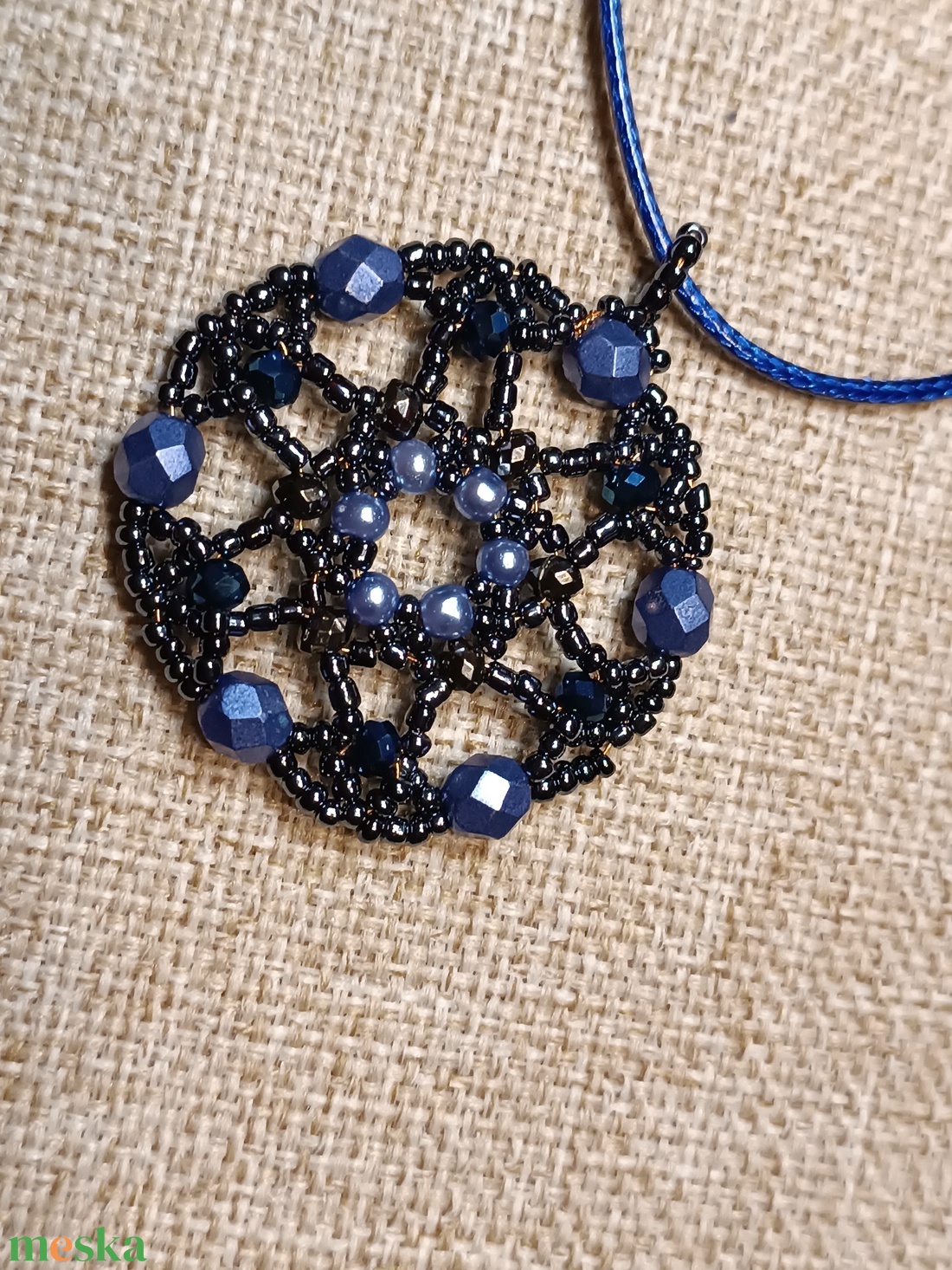 Gyöngy medál - kék-fekete - ékszer - nyaklánc - gyöngyös nyaklánc - Meska.hu