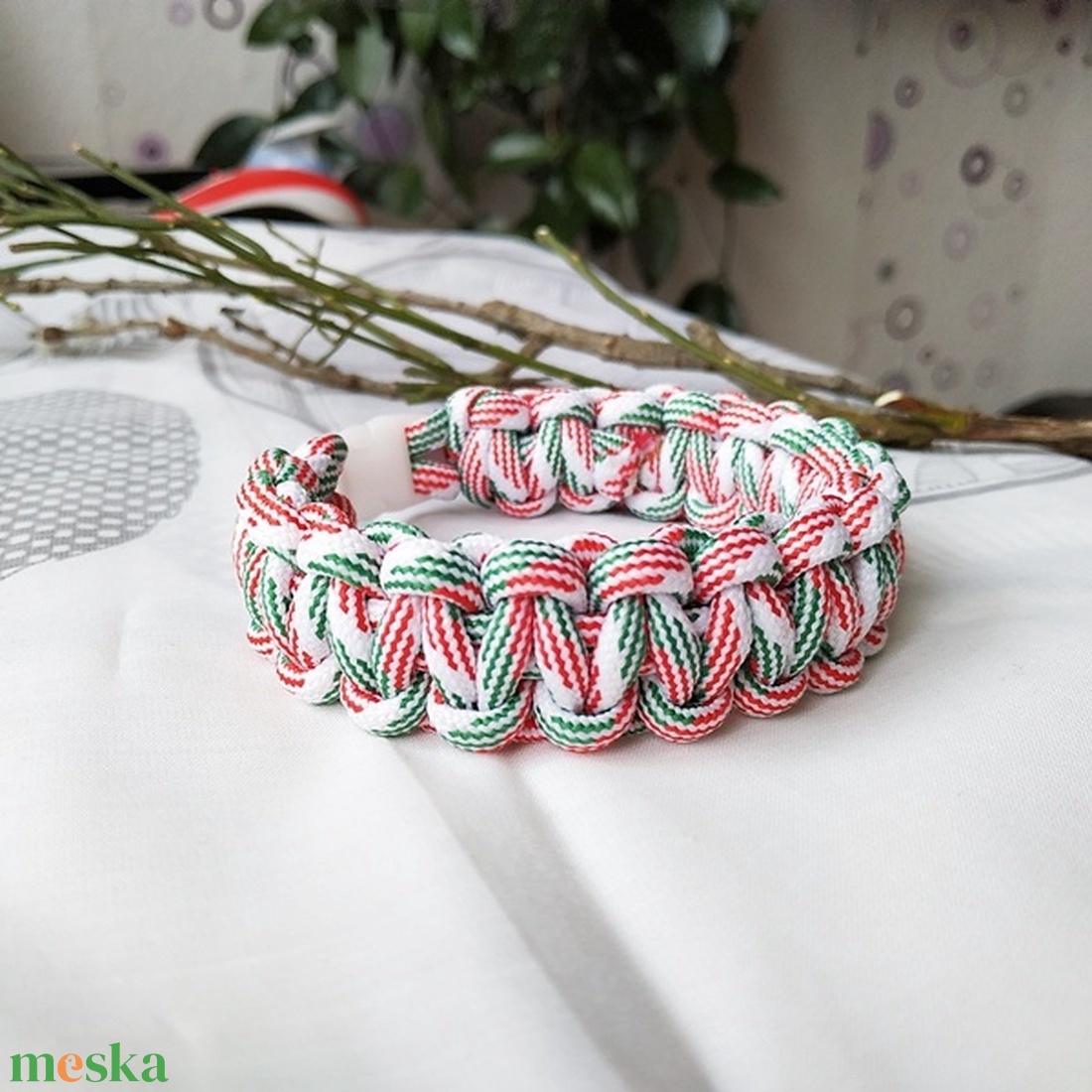 Magyar nemzeti színű paracord karkötő - ékszer - karkötő - fonott karkötő - Meska.hu