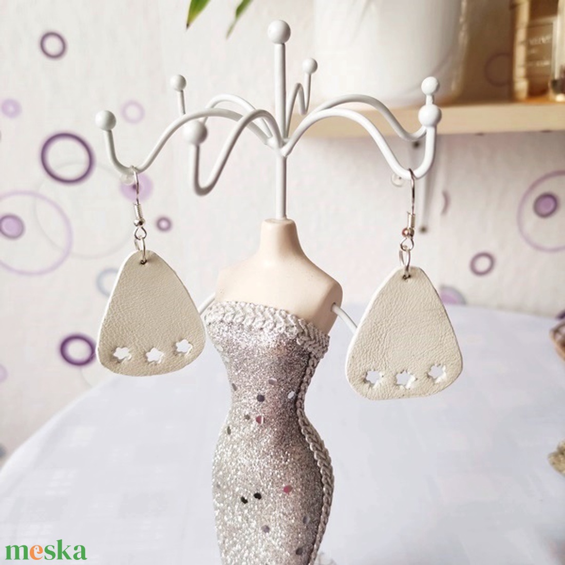 Bőr fülbevaló lyukasztott mintával - ékszer - fülbevaló - lógó fülbevaló - Meska.hu