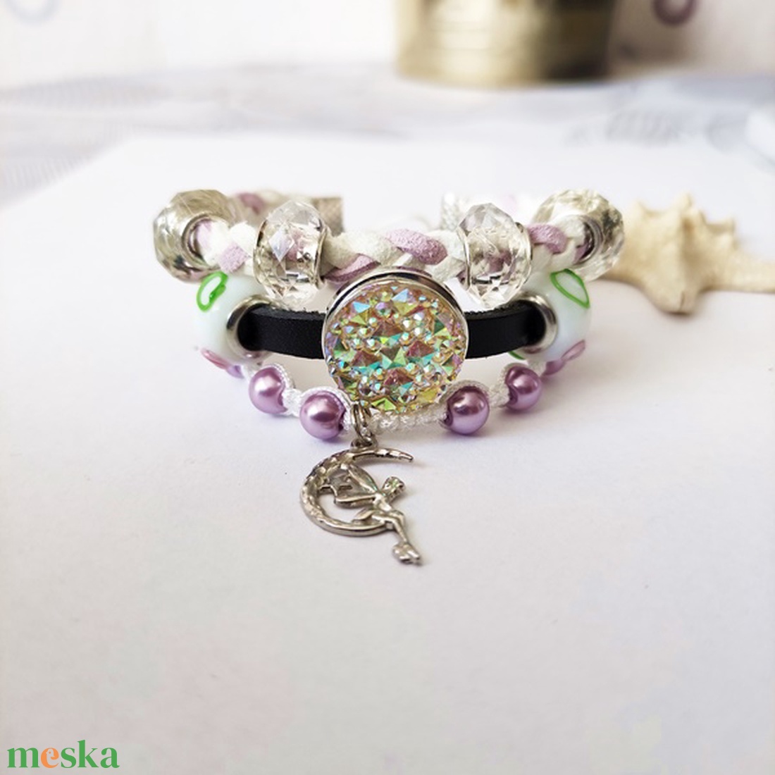 Élénk színekben pompázó csillogós karkötő - ékszer - karkötő - karkötő medállal - Meska.hu