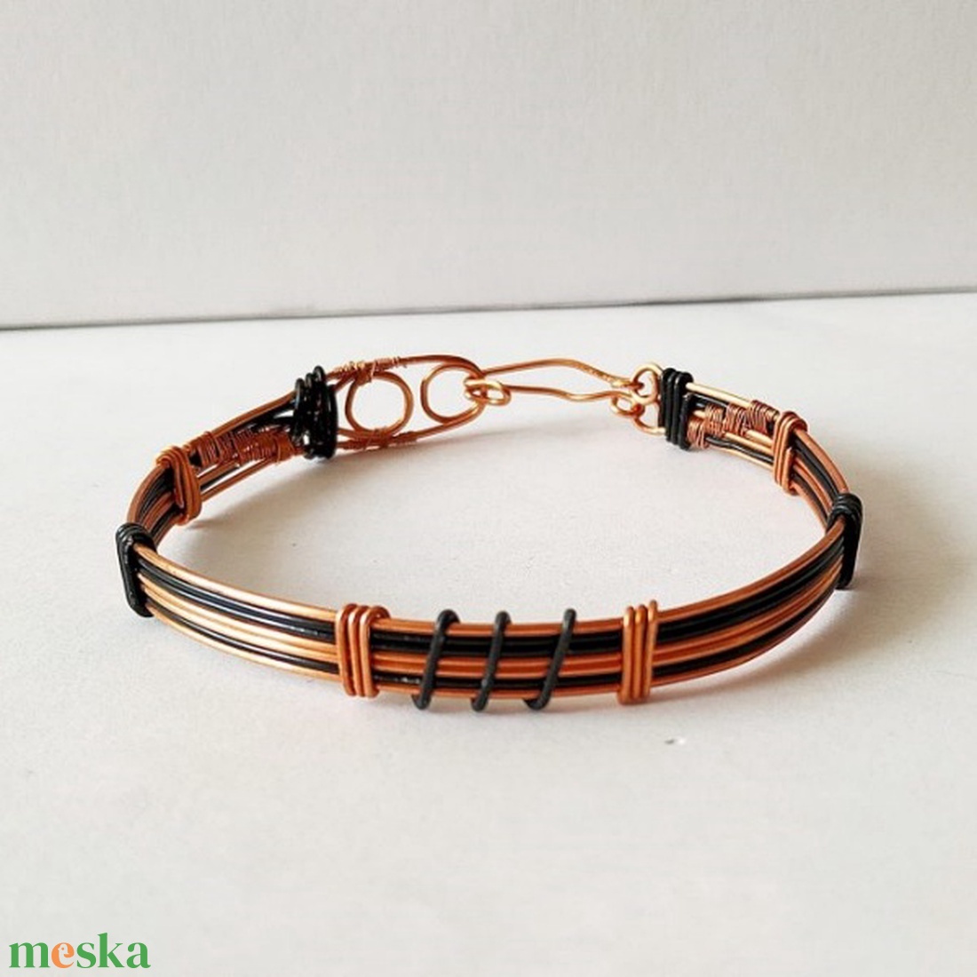 Karkötő hölgyeknek rézdrótból fekete csíkokkal (2) - ékszer - karkötő - karperec - Meska.hu