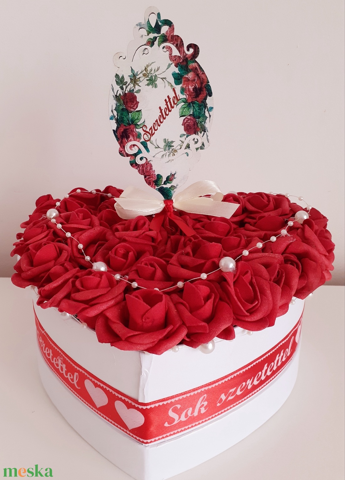 Rózsadoboz piros rózsákka,l és fehér gyöngyökkel - otthon & lakás - dekoráció - virágdísz és tartó - virágbox, virágdoboz - Meska.hu