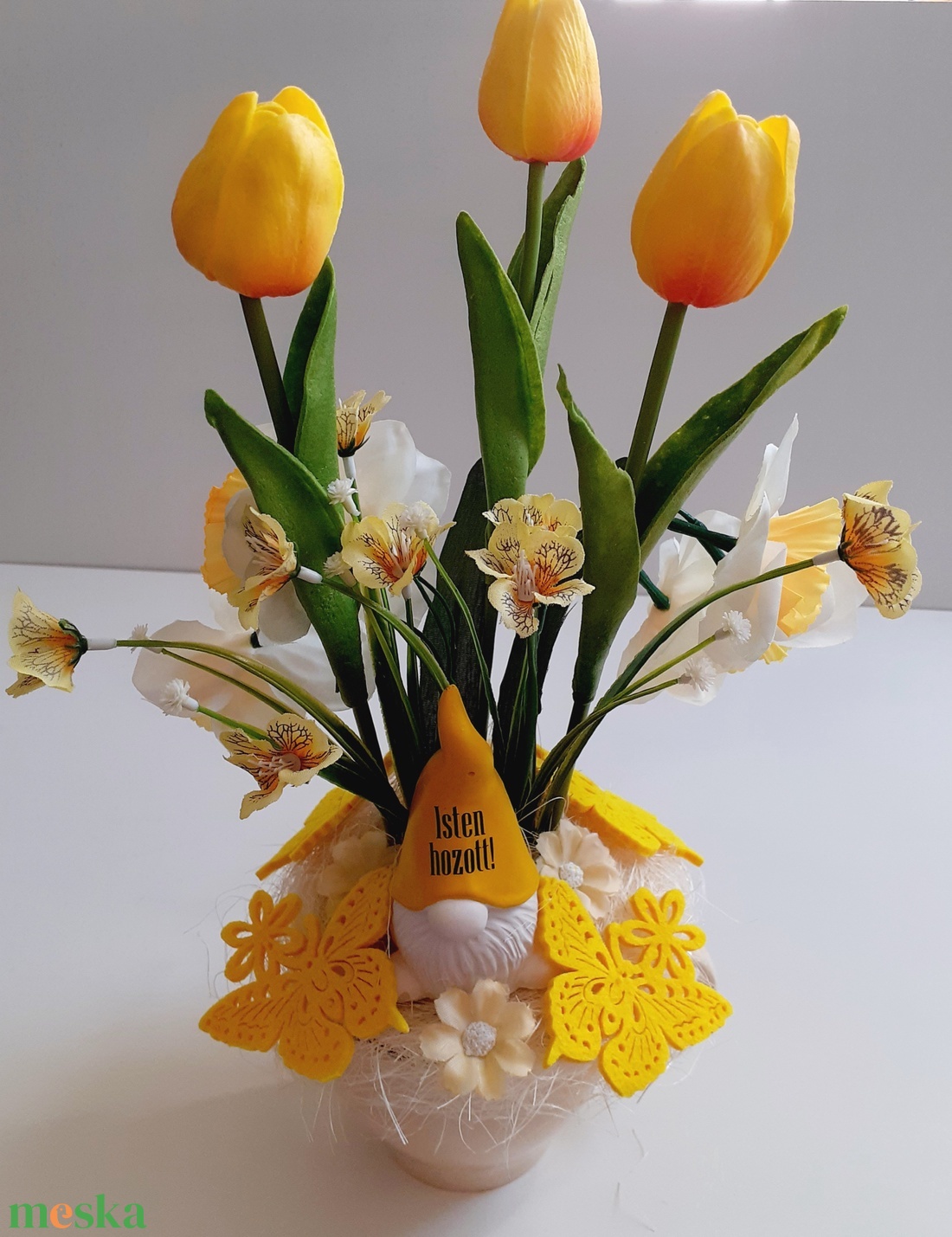 Tavaszi asztaldísz sárga tulipánokkal és manóval - otthon & lakás - dekoráció - asztal és polc dekoráció - asztaldísz - Meska.hu