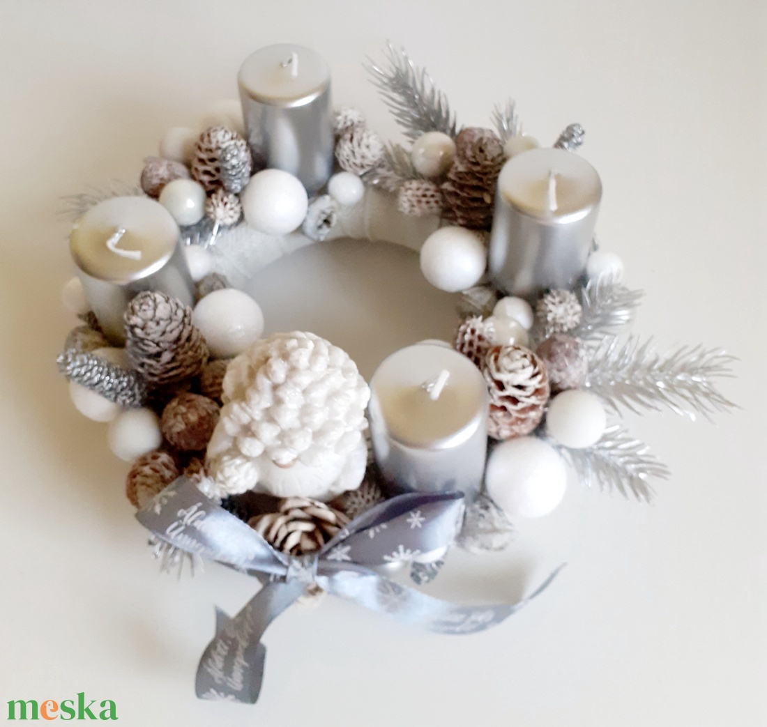 Adventi koszorú fehér toboz manóval - karácsony - adventi díszek - adventi asztaldísz - Meska.hu Adventi koszorú fehér toboz manóval - karácsony - adventi díszek - adventi asztaldísz - Meska.hu