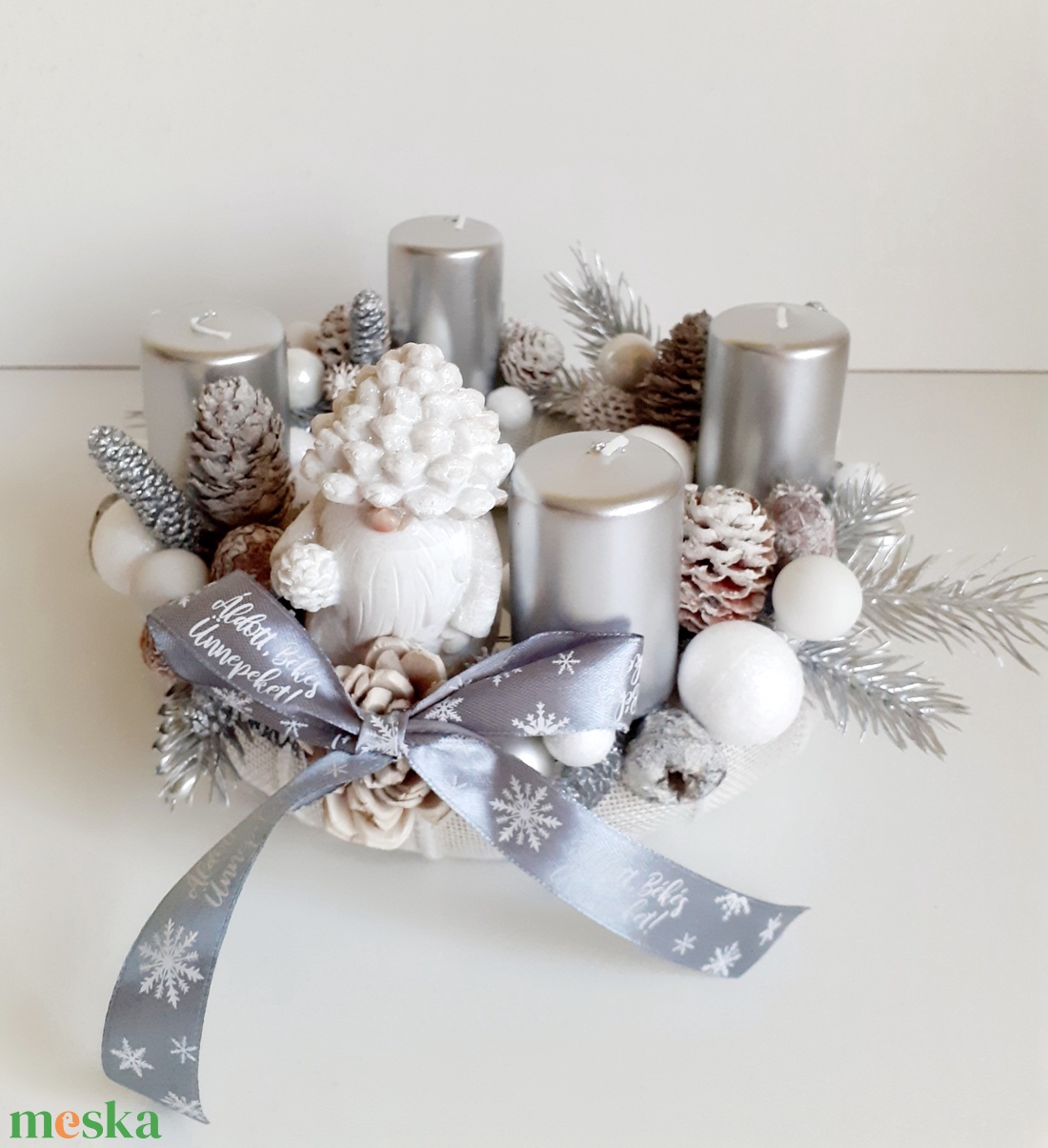 Adventi koszorú fehér toboz manóval - karácsony - adventi díszek - adventi asztaldísz - Meska.hu Adventi koszorú fehér toboz manóval - karácsony - adventi díszek - adventi asztaldísz - Meska.hu