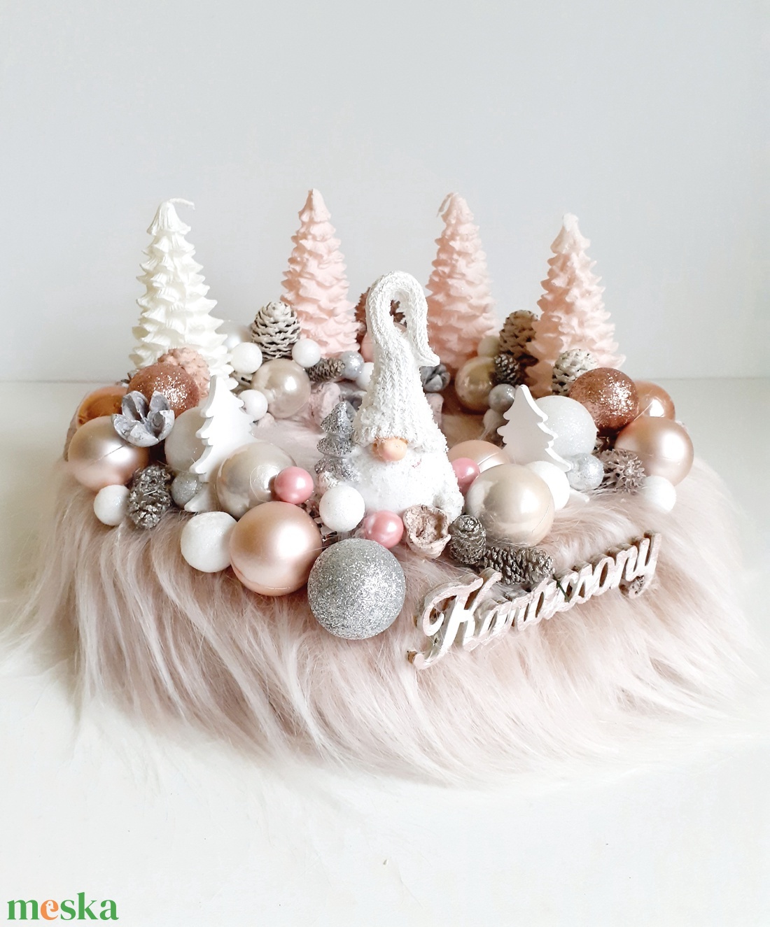 Púderszínű, manós adventi asztaldísz - karácsony - adventi díszek - adventi koszorú - Meska.hu