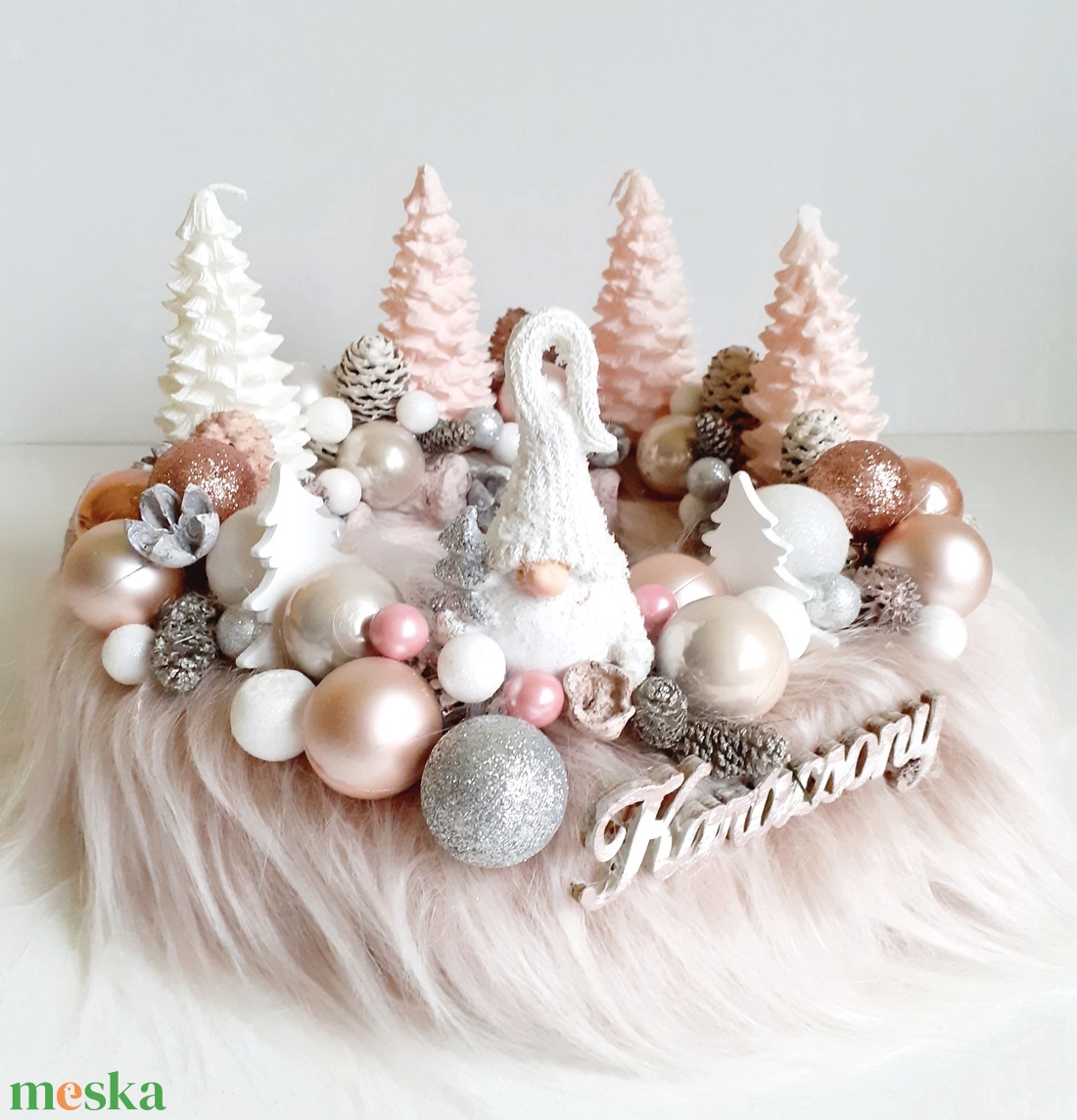 Púderszínű, manós adventi asztaldísz - karácsony - adventi díszek - adventi koszorú - Meska.hu