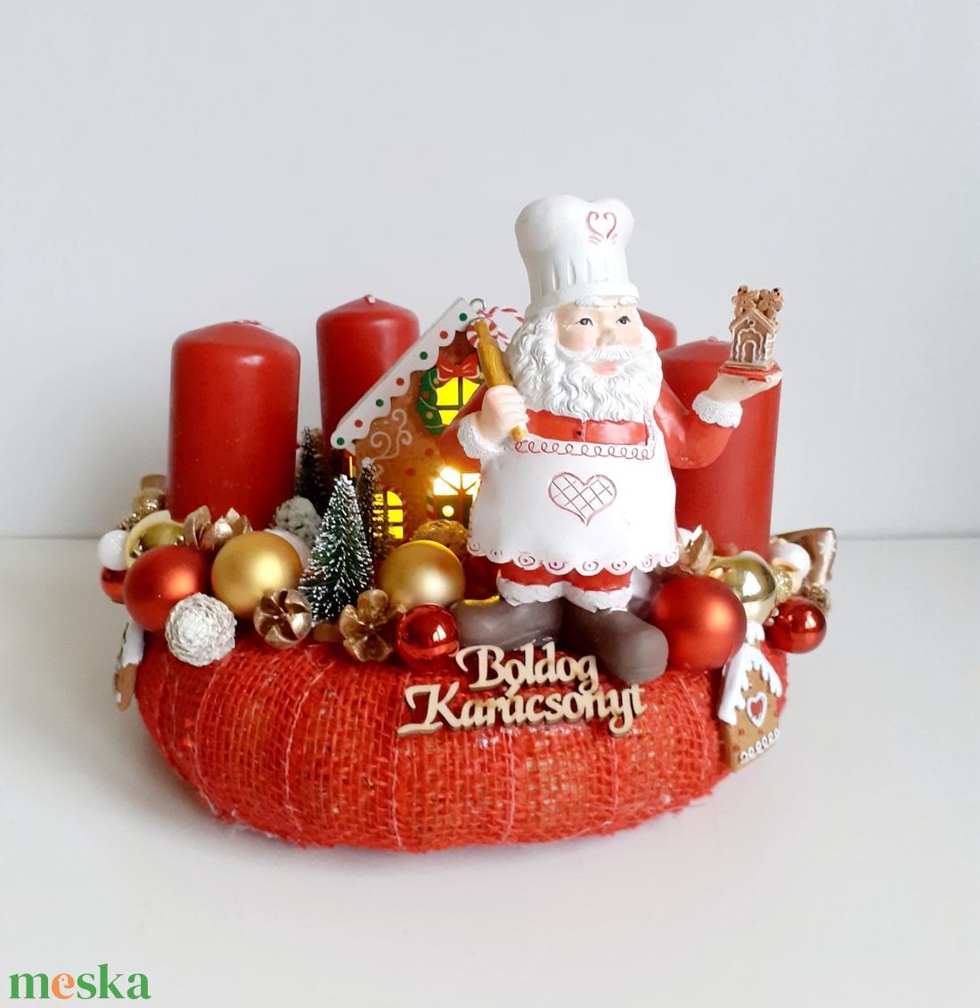 Adventi koszorú- Mikulással, világító mézeskalács házzal - karácsony - adventi díszek - adventi asztaldísz - Meska.hu