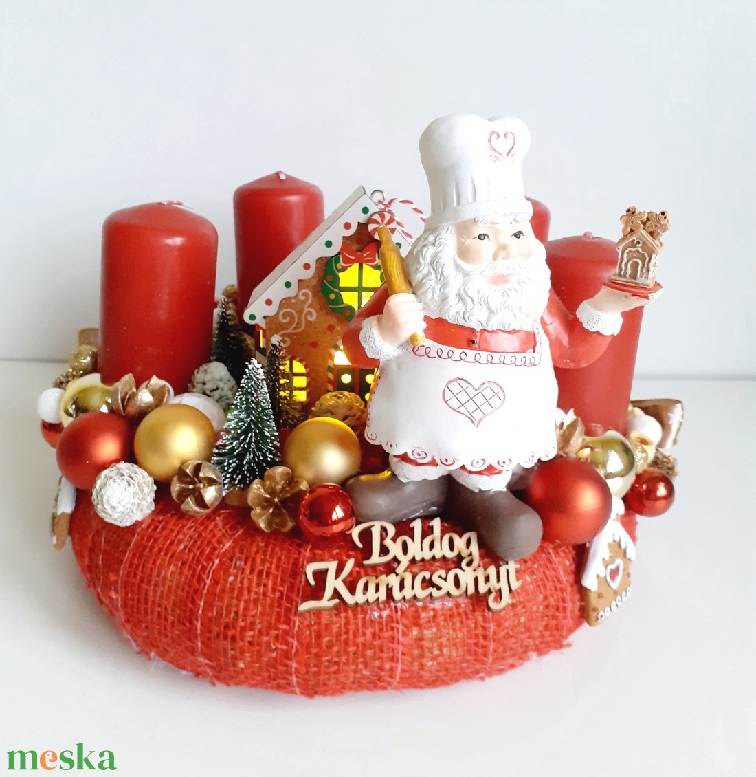 Adventi koszorú- Mikulással, világító mézeskalács házzal - karácsony - adventi díszek - adventi asztaldísz - Meska.hu
