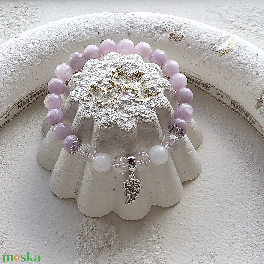Kunzit ásvány karkötő - tejkvarccal és kristállyal - mikrostrasszos angyalszárny medállal - ékszer - karkötő - gyöngyös karkötő - Meska.hu