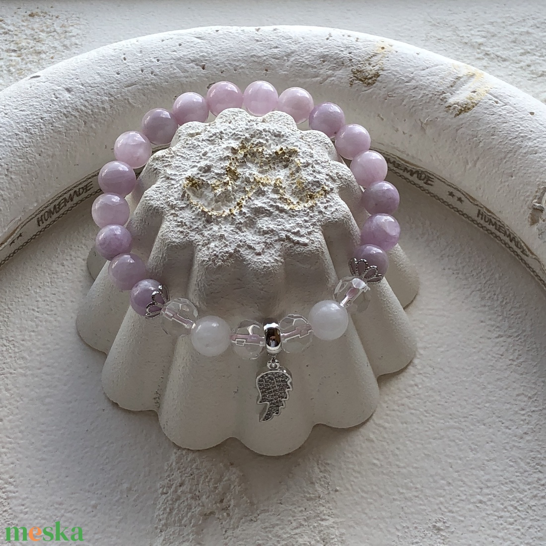 Kunzit ásvány karkötő - tejkvarccal és kristállyal - mikrostrasszos angyalszárny medállal - ékszer - karkötő - gyöngyös karkötő - Meska.hu
