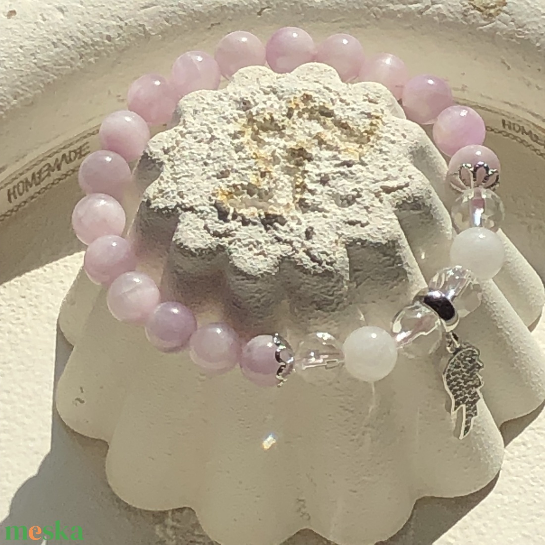 Kunzit ásvány karkötő - tejkvarccal és kristállyal - mikrostrasszos angyalszárny medállal - ékszer - karkötő - gyöngyös karkötő - Meska.hu