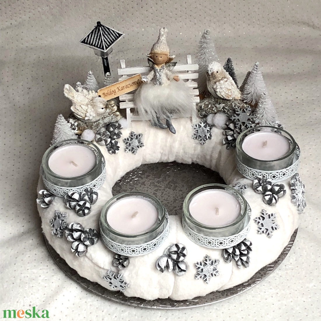 Hófehér adventi koszorú asztaldísz dekoráció angyalkával, madarakkal - karácsony - adventi díszek - adventi koszorú - Meska.hu