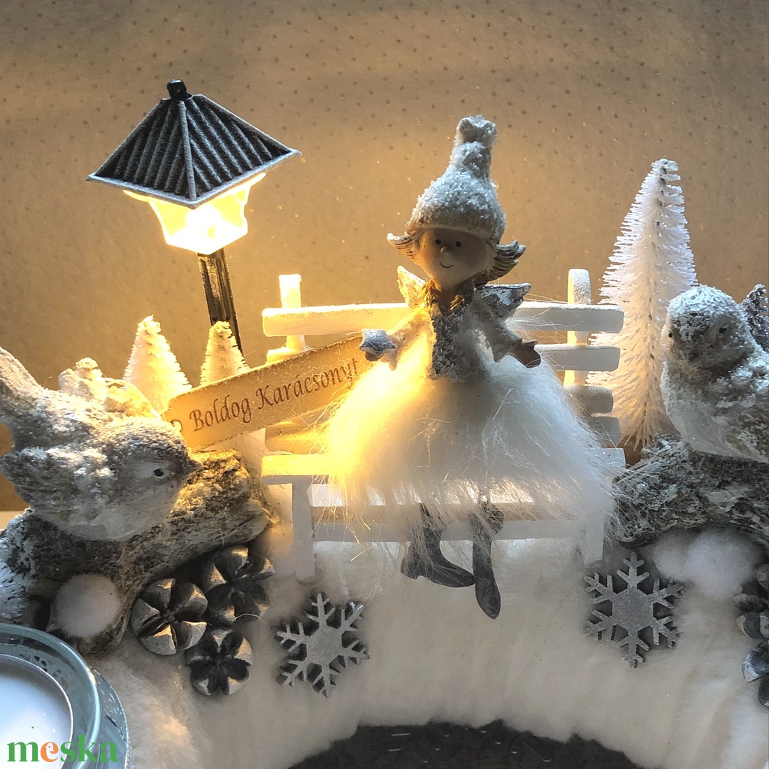 Hófehér adventi koszorú asztaldísz dekoráció angyalkával, madarakkal - karácsony - adventi díszek - adventi koszorú - Meska.hu