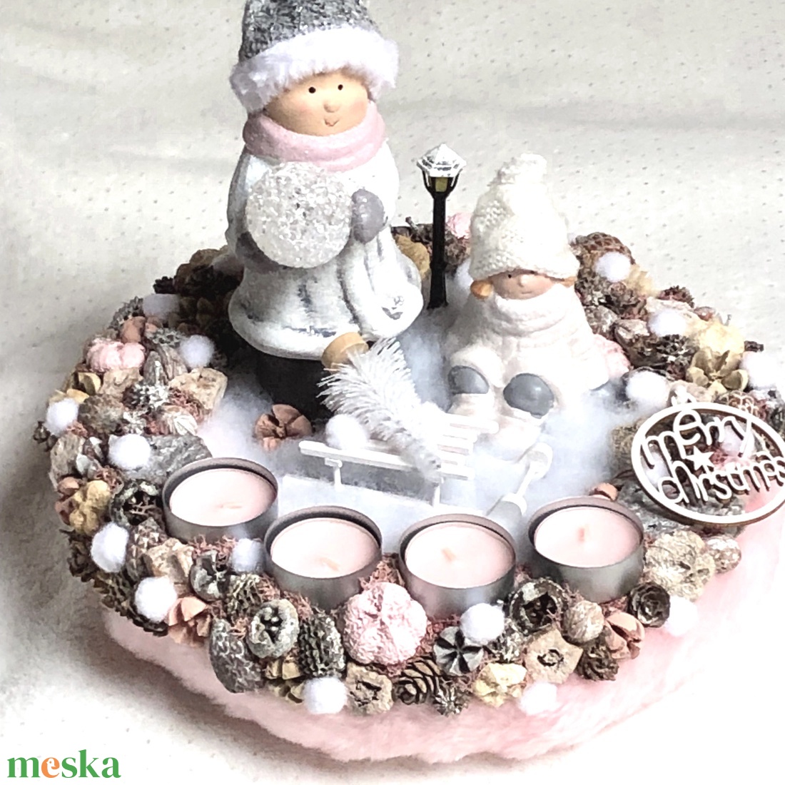 Rózsaszín adventi koszorú asztaldísz dekoráció gyerekekkel - LED világítással - karácsony - adventi díszek - adventi koszorú - Meska.hu Rózsaszín adventi koszorú asztaldísz dekoráció gyerekekkel - LED világítással - karácsony - adventi díszek - adventi koszorú - Meska.hu