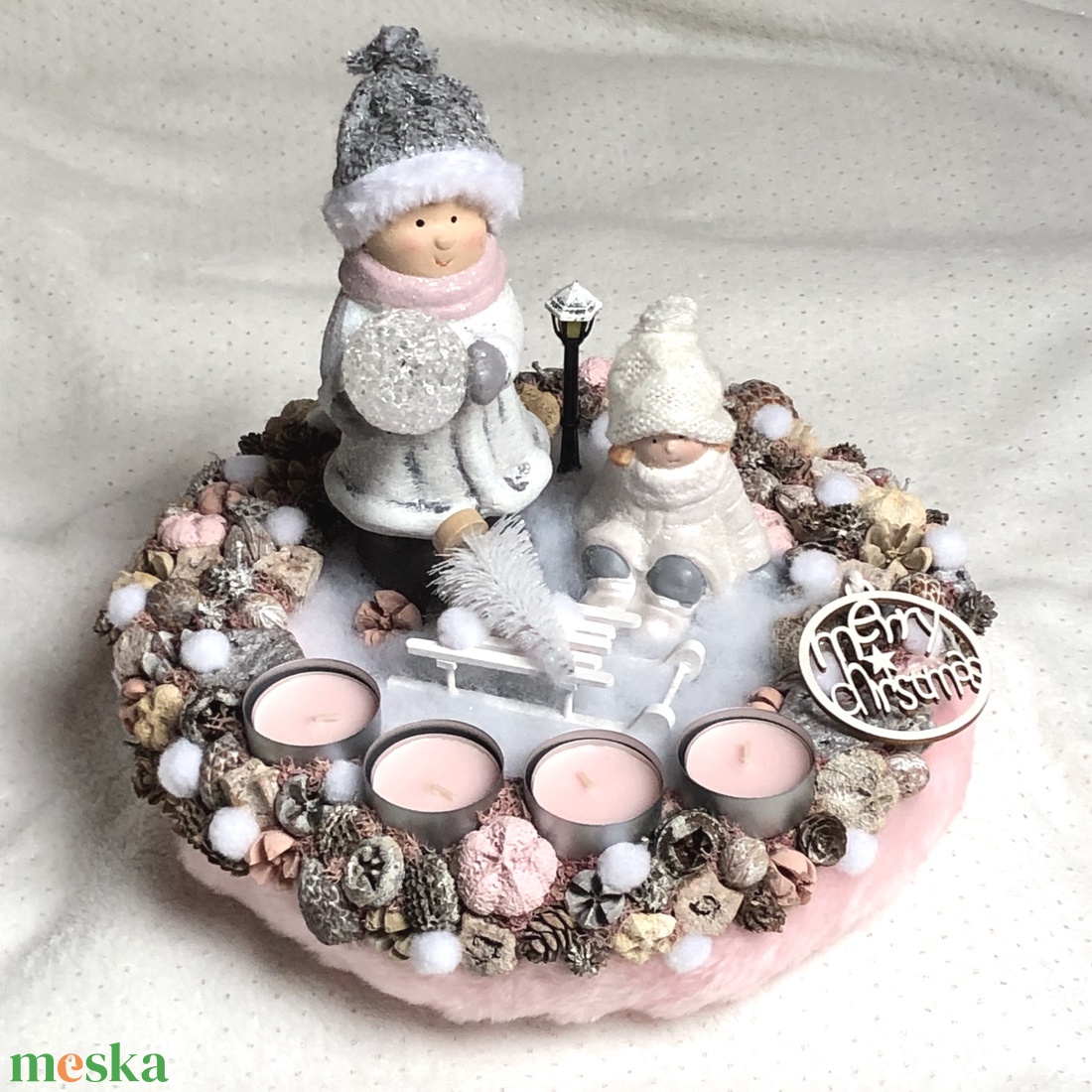 Rózsaszín adventi koszorú asztaldísz dekoráció gyerekekkel - LED világítással - karácsony - adventi díszek - adventi koszorú - Meska.hu Rózsaszín adventi koszorú asztaldísz dekoráció gyerekekkel - LED világítással - karácsony - adventi díszek - adventi koszorú - Meska.hu