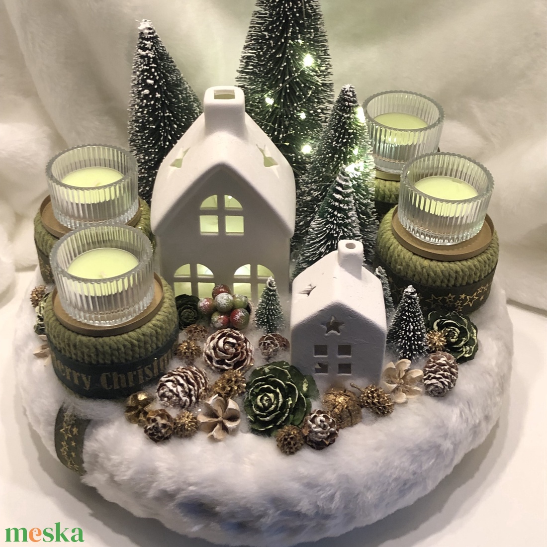 Adventi koszorú házikókkal, fenyőkkel, világítással, mécsesekkel - karácsony - adventi díszek - adventi koszorú - Meska.hu