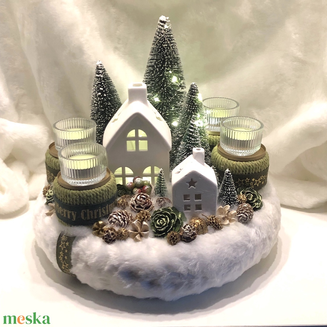 Adventi koszorú házikókkal, fenyőkkel, világítással, mécsesekkel - karácsony - adventi díszek - adventi koszorú - Meska.hu