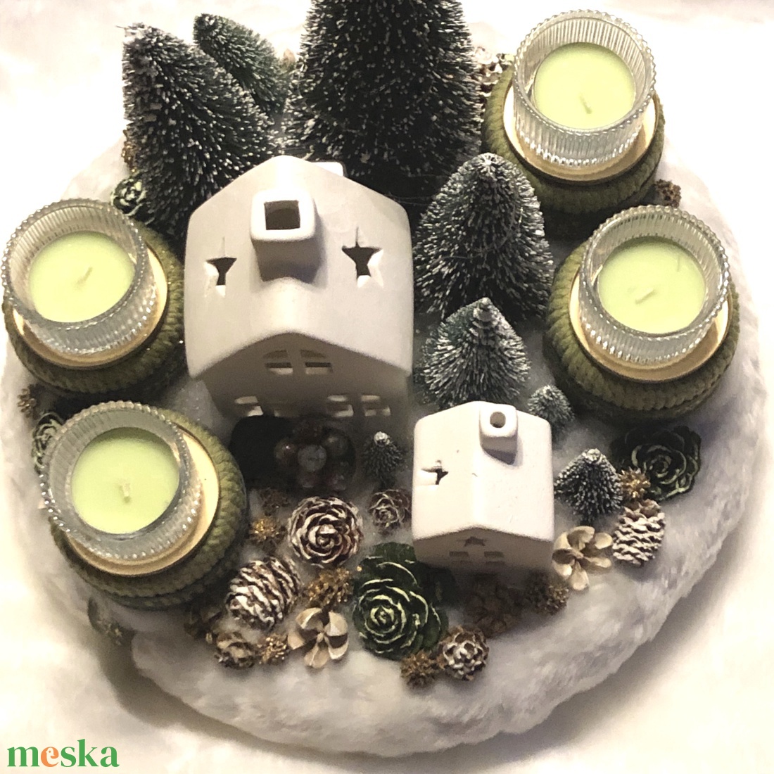 Adventi koszorú házikókkal, fenyőkkel, világítással, mécsesekkel - karácsony - adventi díszek - adventi koszorú - Meska.hu