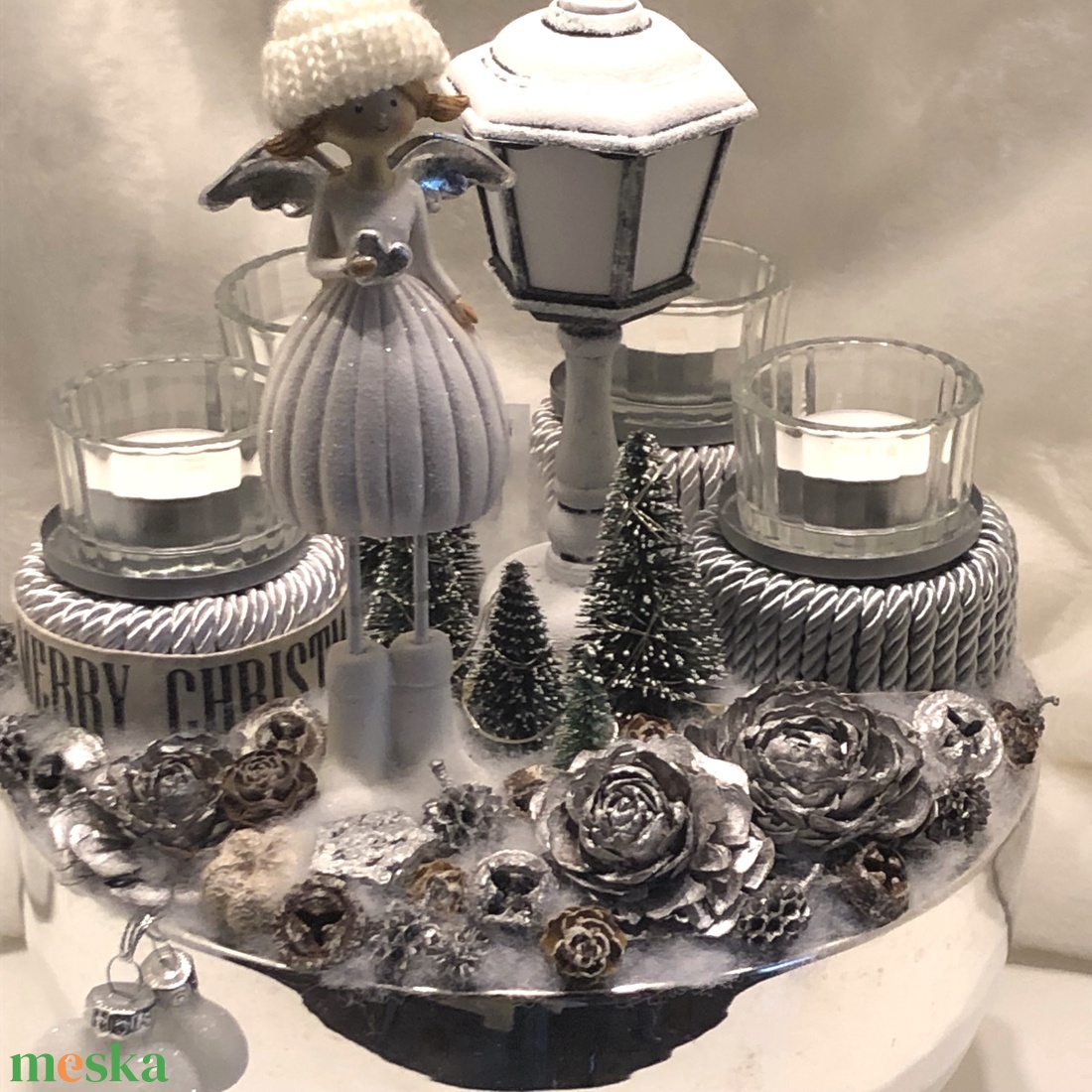 Elegáns adventi koszorú ezüst porcelán kaspóban mécsesekkel, angyalkával, világítással - karácsony - adventi díszek - adventi koszorú - Meska.hu