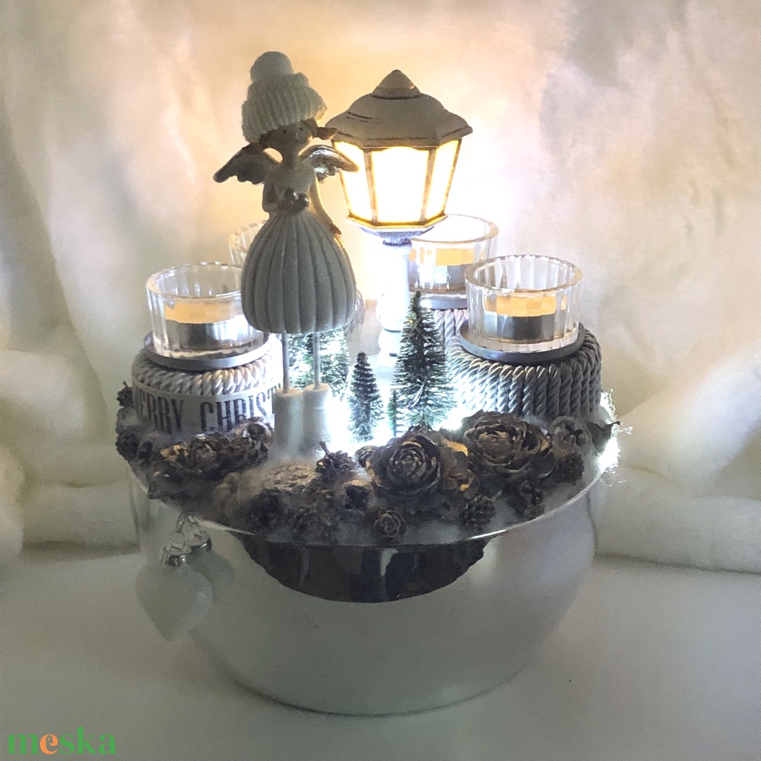 Elegáns adventi koszorú ezüst porcelán kaspóban mécsesekkel, angyalkával, világítással - karácsony - adventi díszek - adventi koszorú - Meska.hu