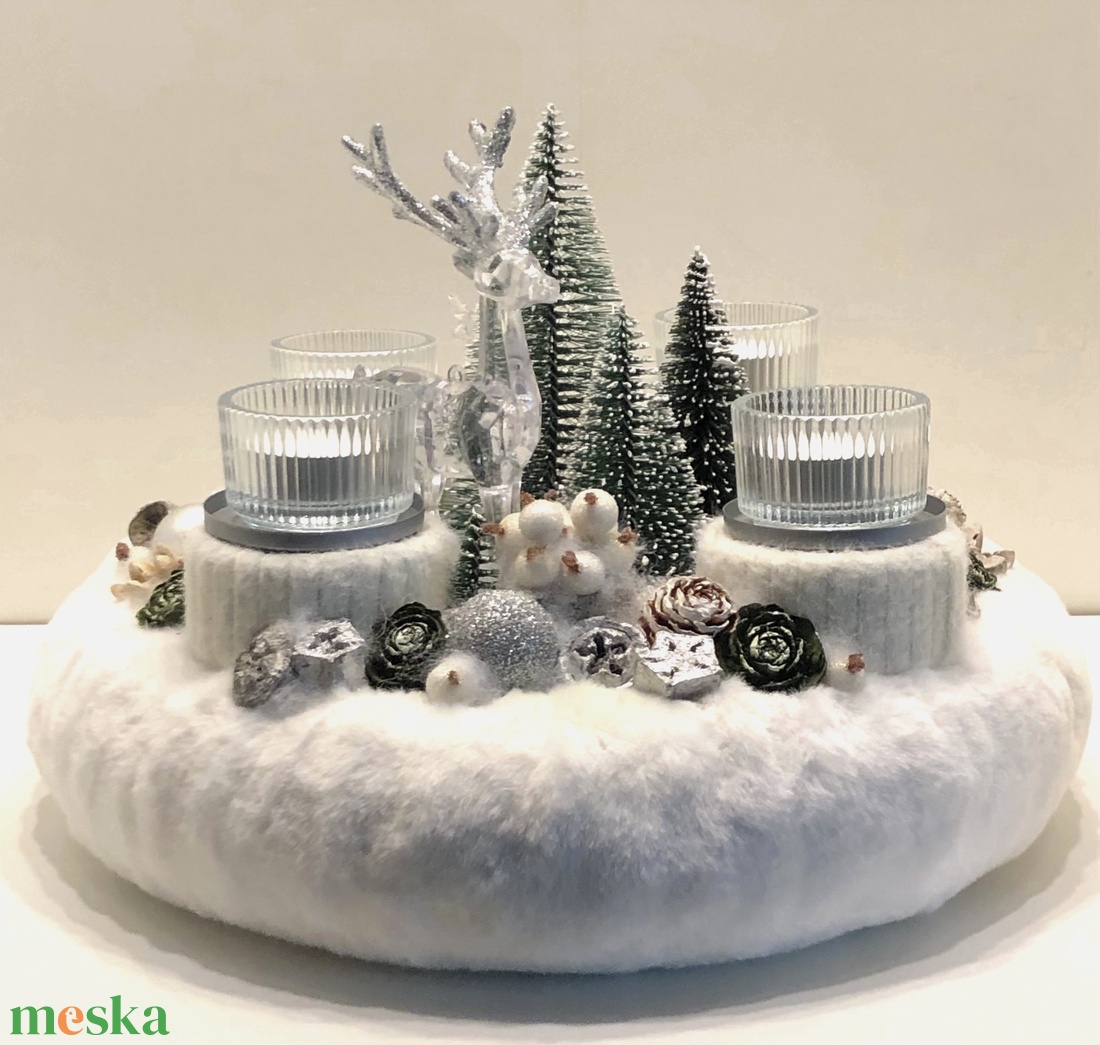 Adventi koszorú akril szarvassal, fenyőkkel és mécsesekkel - karácsony - adventi díszek - adventi koszorú - Meska.hu