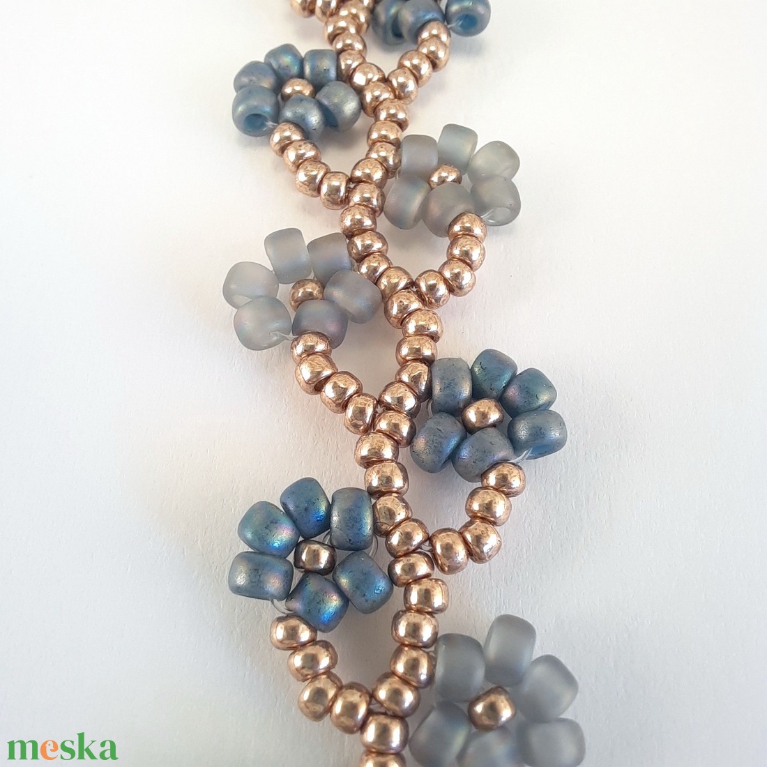 Gyöngyös virágos, színjátszós kék és szürke karkötő - ékszer - karkötő - gyöngyös karkötő - Meska.hu
