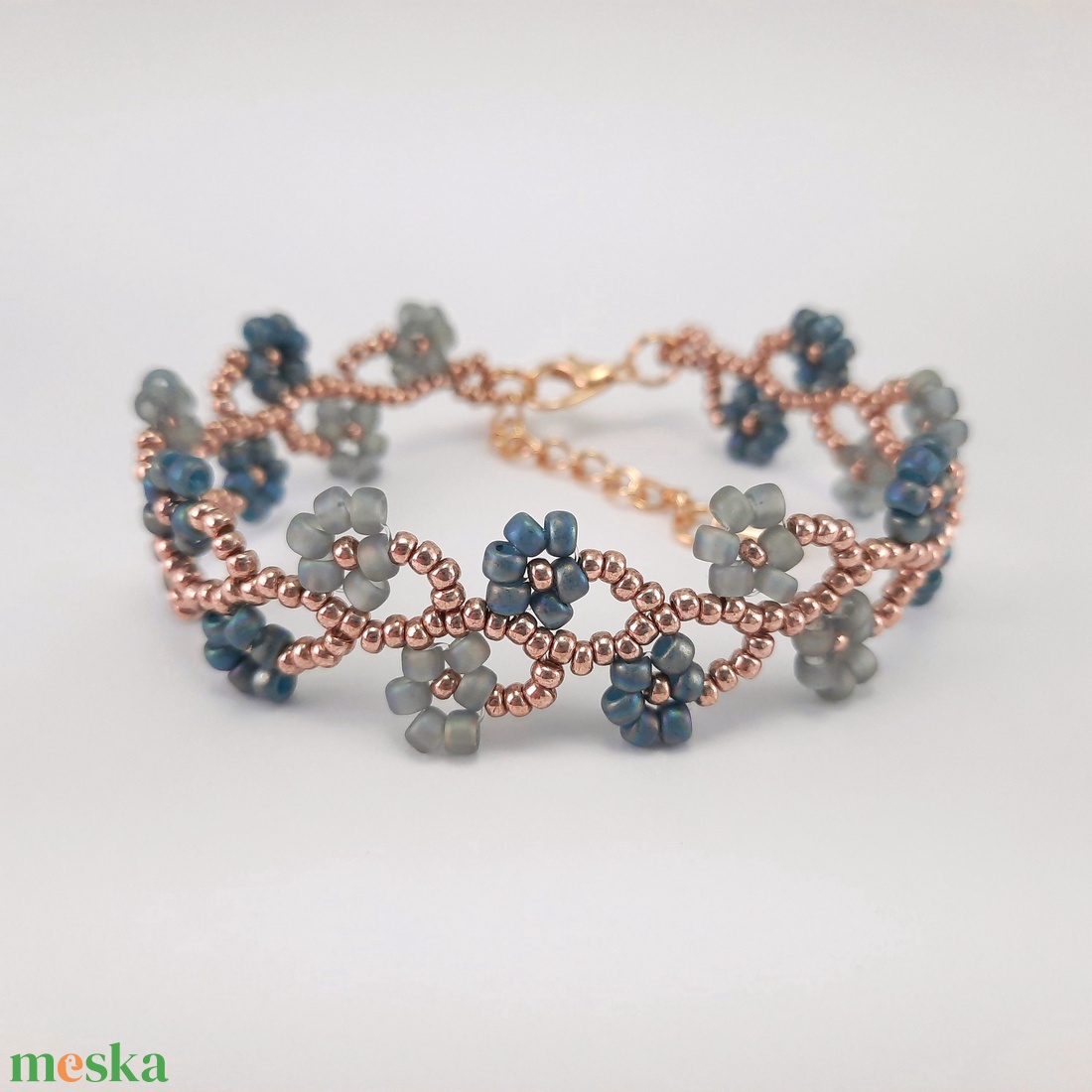 Gyöngyös virágos, színjátszós kék és szürke karkötő - ékszer - karkötő - gyöngyös karkötő - Meska.hu