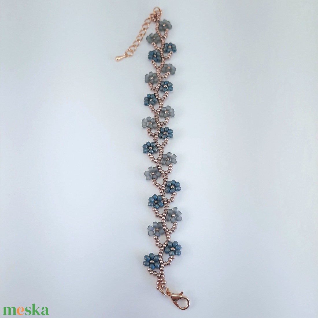Gyöngyös virágos, színjátszós kék és szürke karkötő - ékszer - karkötő - gyöngyös karkötő - Meska.hu