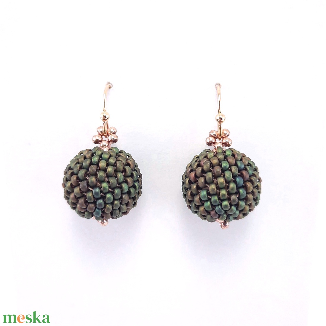 Gyöngyös bogyós, patinás zöld fülbevaló - ékszer - fülbevaló - lógó fülbevaló - Meska.hu