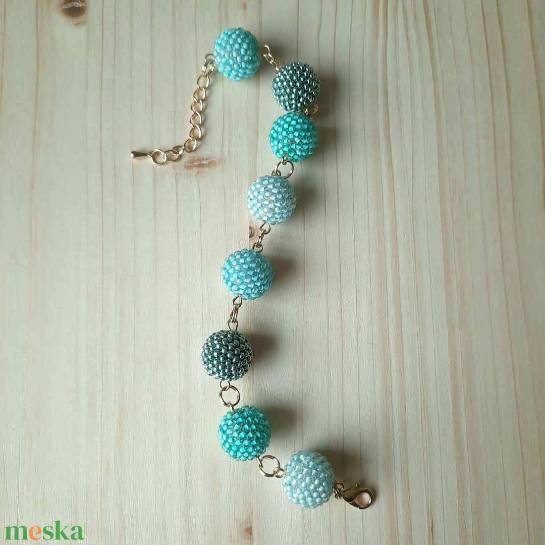 Gyöngyös bogyós, világos türkiz karkötő - ékszer - karkötő - bogyós karkötő - Meska.hu