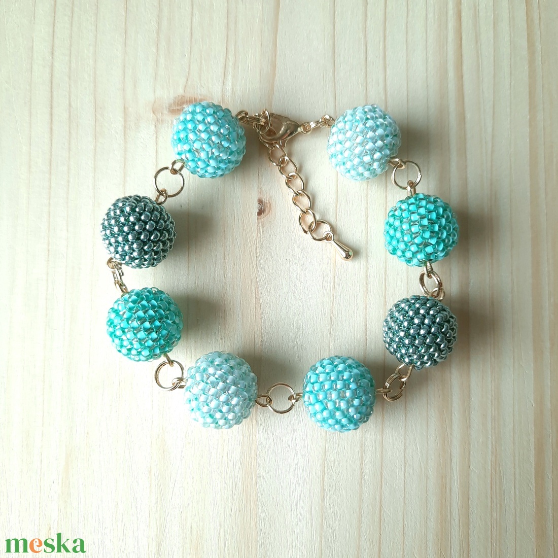 Gyöngyös bogyós, világos türkiz karkötő - ékszer - karkötő - bogyós karkötő - Meska.hu