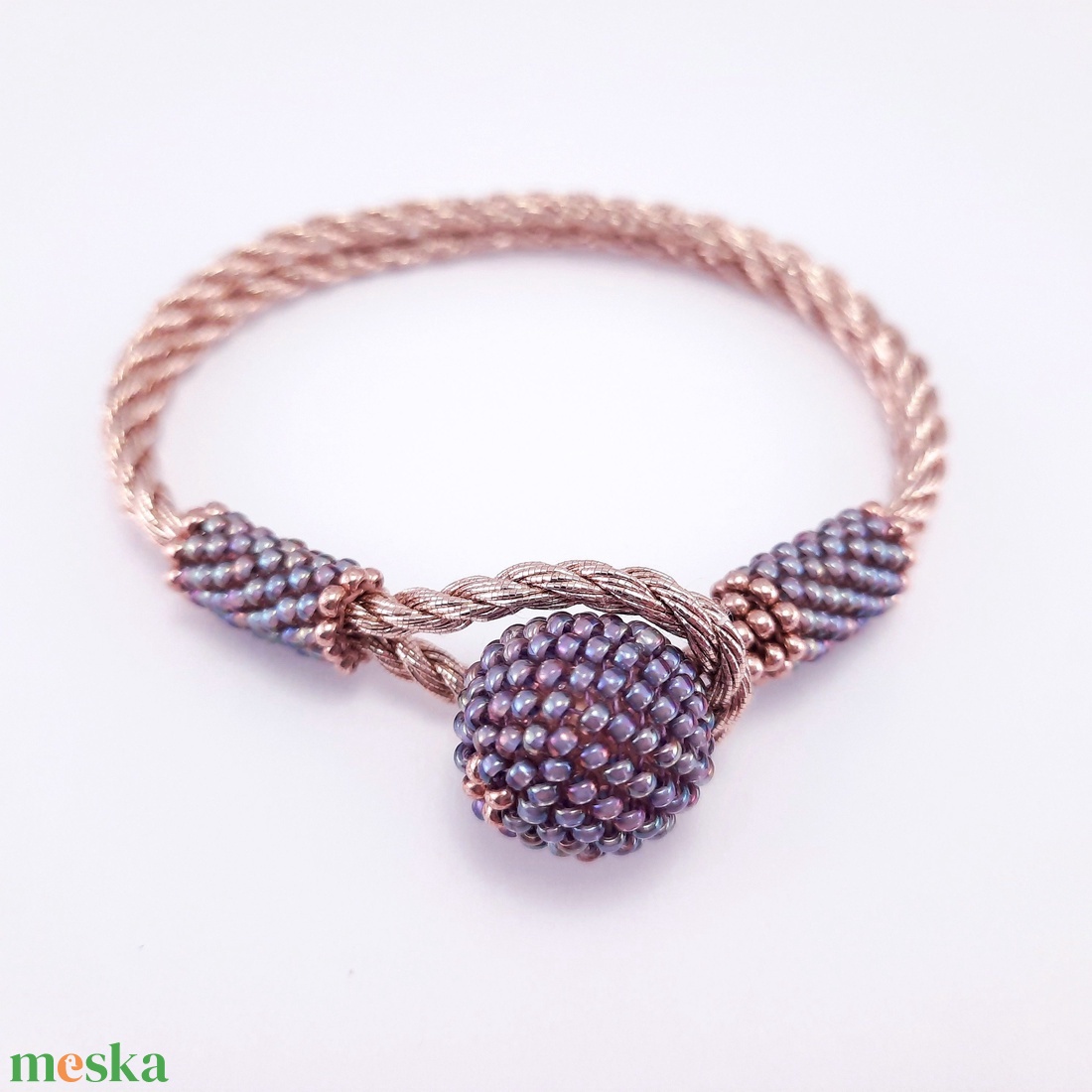 Gyöngyös bogyós, színjátszó ametiszt, arany zsinóros karkötő - ékszer - karkötő - bogyós karkötő - Meska.hu