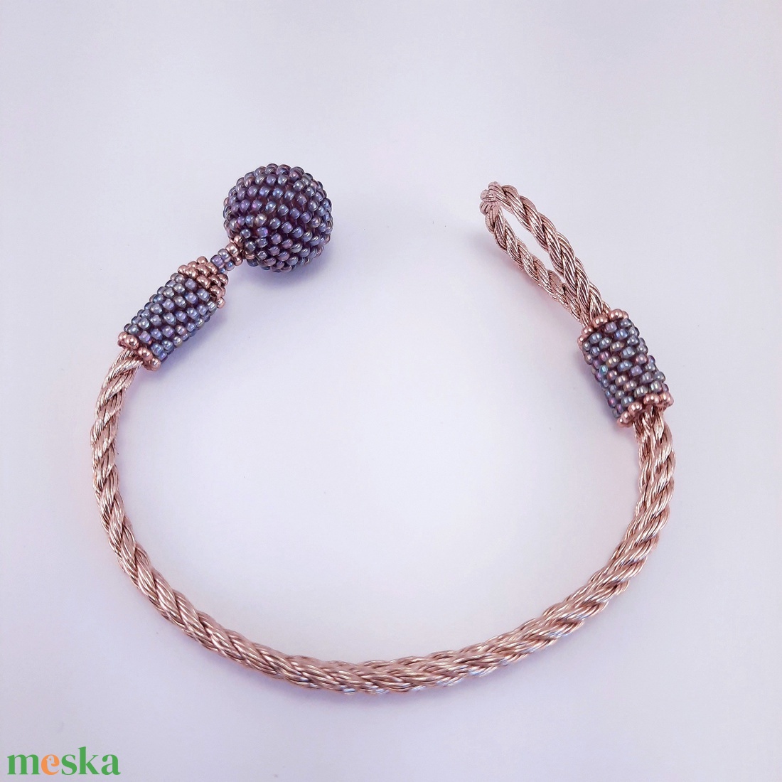 Gyöngyös bogyós, színjátszó ametiszt, arany zsinóros karkötő - ékszer - karkötő - bogyós karkötő - Meska.hu