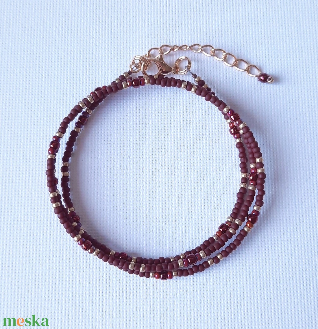 Bordós barna matt, metál vörös és színjátszó, 3 soros karkötő - ékszer - karkötő - gyöngyös karkötő - Meska.hu