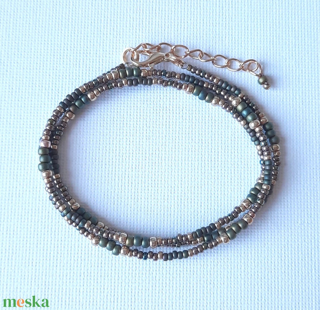 Zöld színek és arany, 3 soros karkötő - ékszer - karkötő - gyöngyös karkötő - Meska.hu