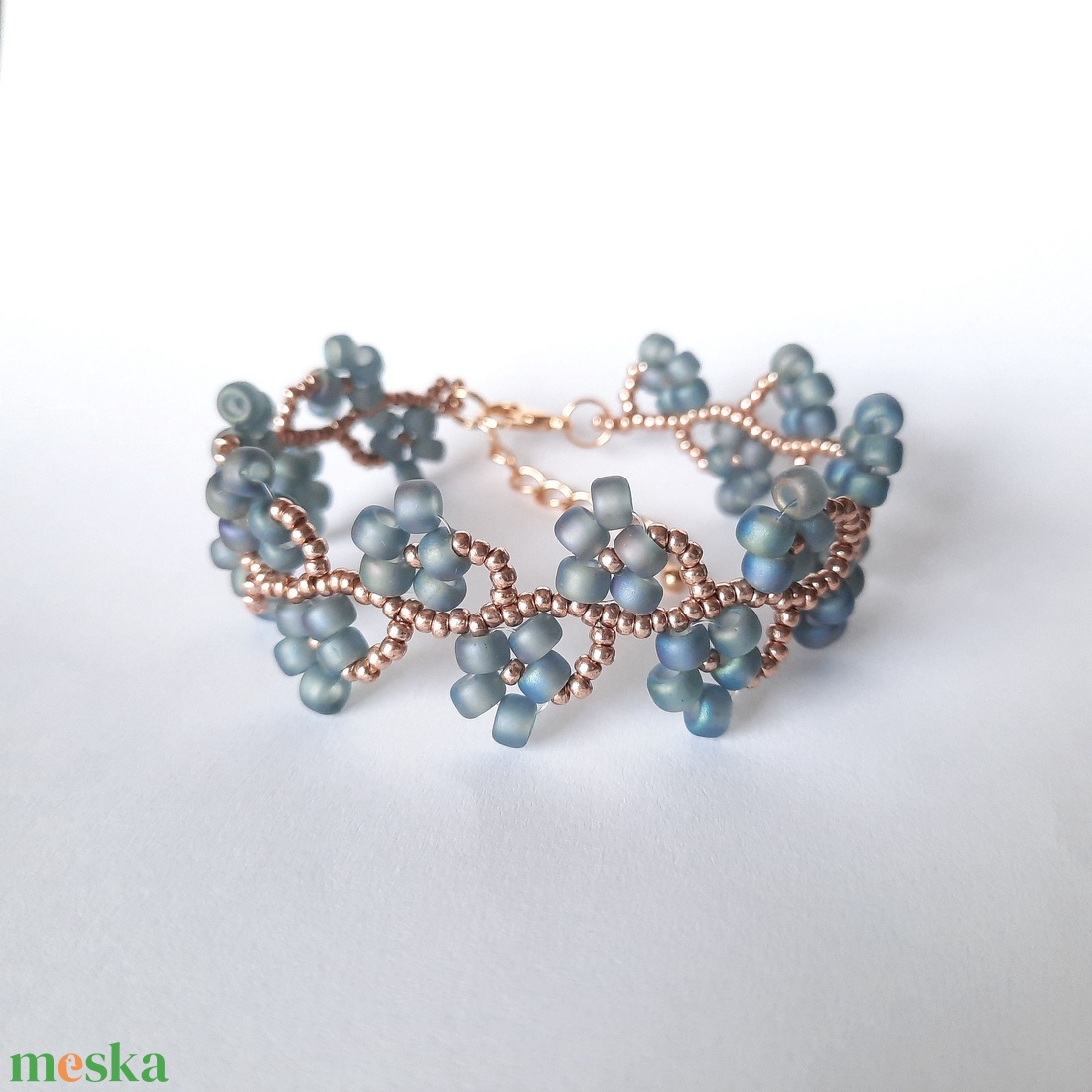 Gyöngyös virágos, szivárványos kékes szürke, matt karkötő - ékszer - karkötő - gyöngyös karkötő - Meska.hu