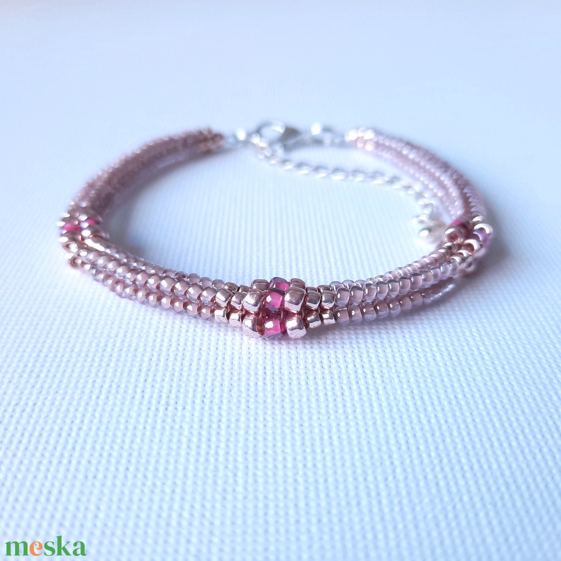 Áttetsző rózsaszín árnyalatok és metál rózsaszín,  gyöngyös karkötő - ékszer - karkötő - gyöngyös karkötő - Meska.hu