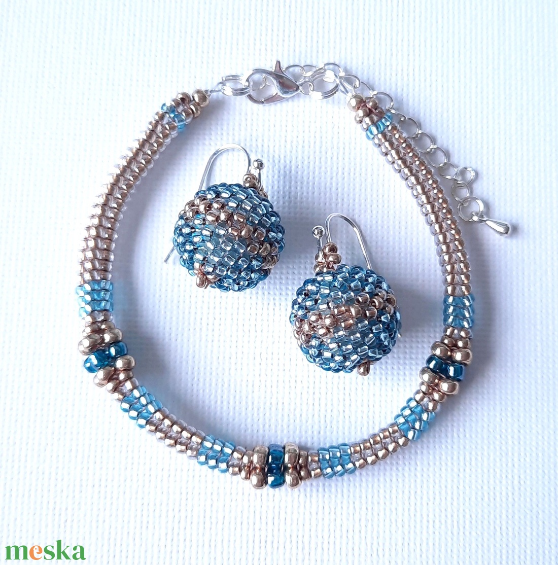 Áttetsző kék árnyalatok és arany,  gyöngyös karkötő + fülbevaló szett - ékszer - ékszerszett - Meska.hu