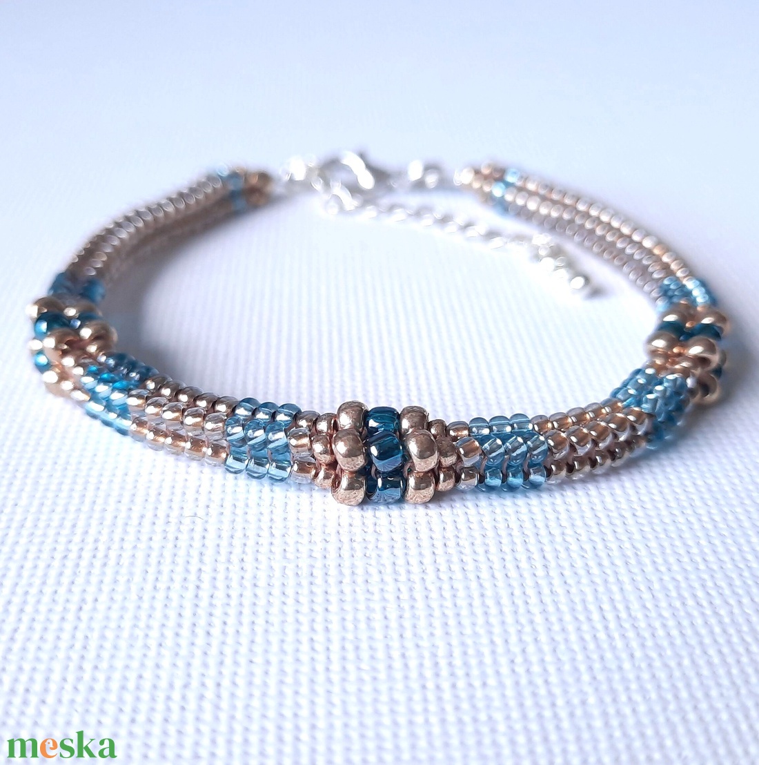 Áttetsző kék árnyalatok és arany,  gyöngyös karkötő + fülbevaló szett - ékszer - ékszerszett - Meska.hu