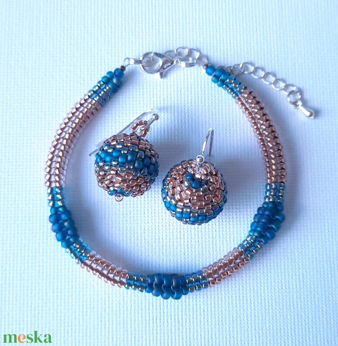 Kékeszöld szivárványos színek és réz, gyöngyös karkötő + fülbevaló szett - ékszer - ékszerszett - Meska.hu