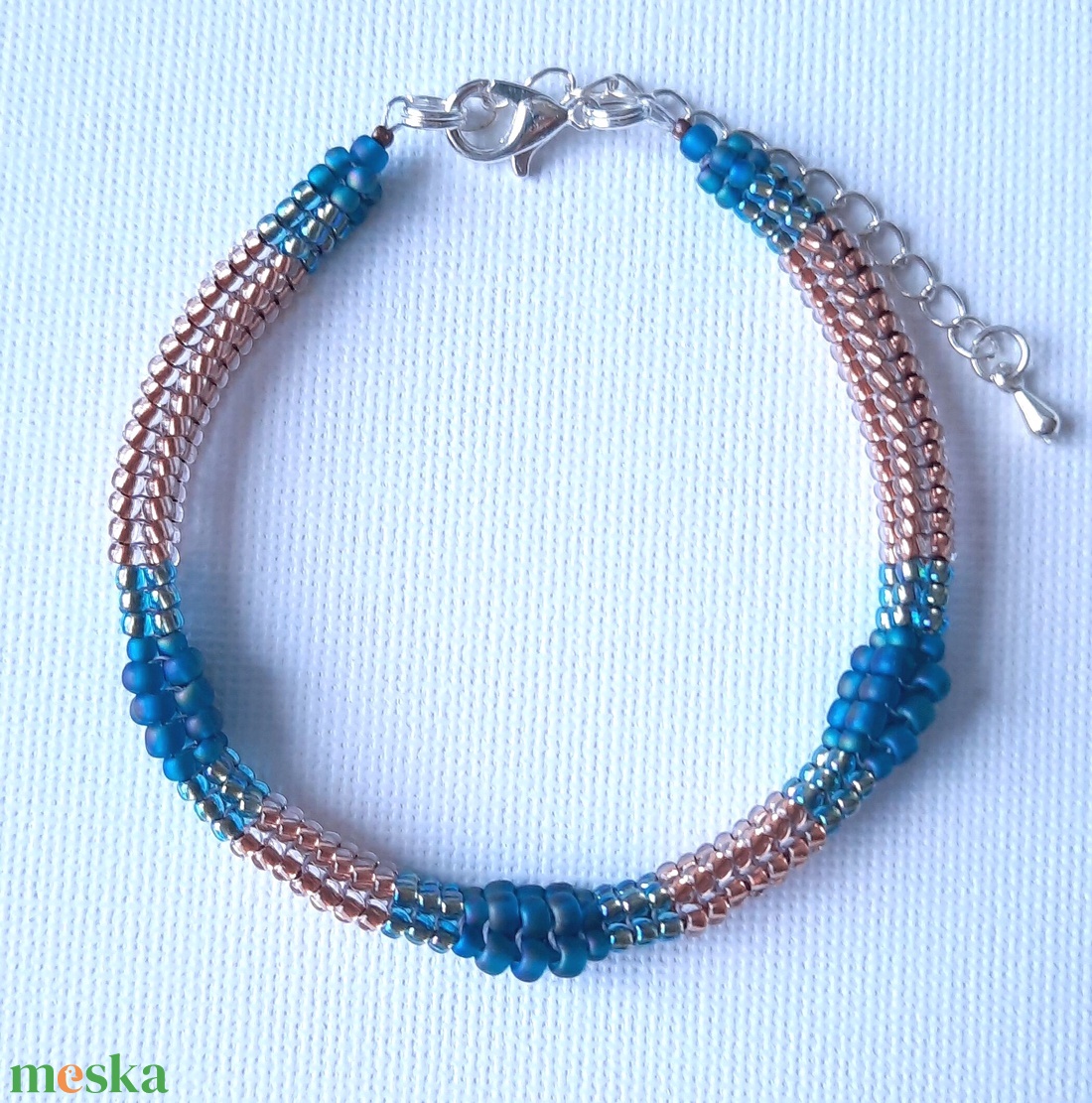 Kékeszöld szivárványos színek és réz, gyöngyös karkötő + fülbevaló szett - ékszer - ékszerszett - Meska.hu
