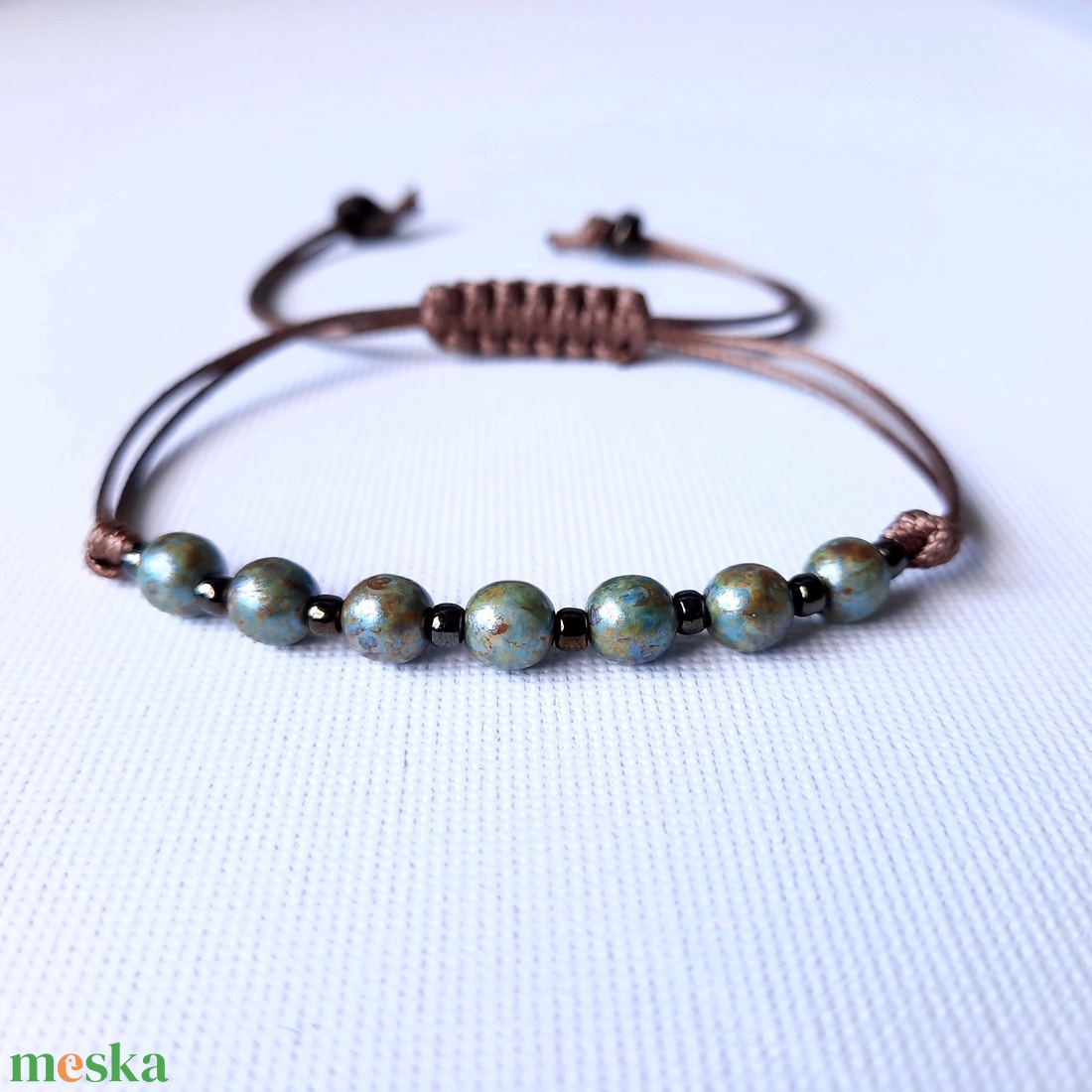 Kőhatású zöld golyós, viaszolt zsinóros karkötő - ékszer - karkötő - gyöngyös karkötő - Meska.hu