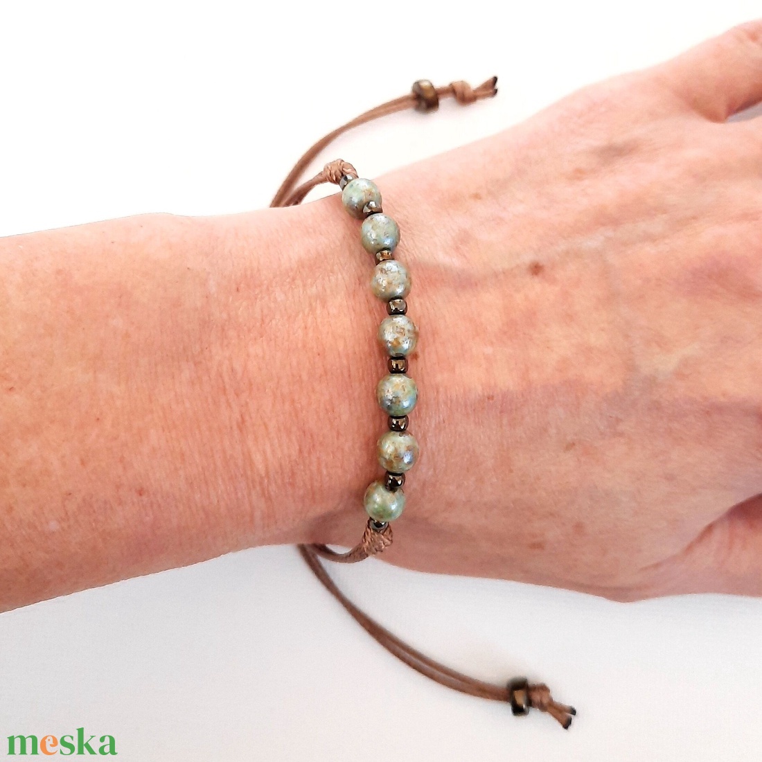 Kőhatású zöld golyós, viaszolt zsinóros karkötő - ékszer - karkötő - gyöngyös karkötő - Meska.hu