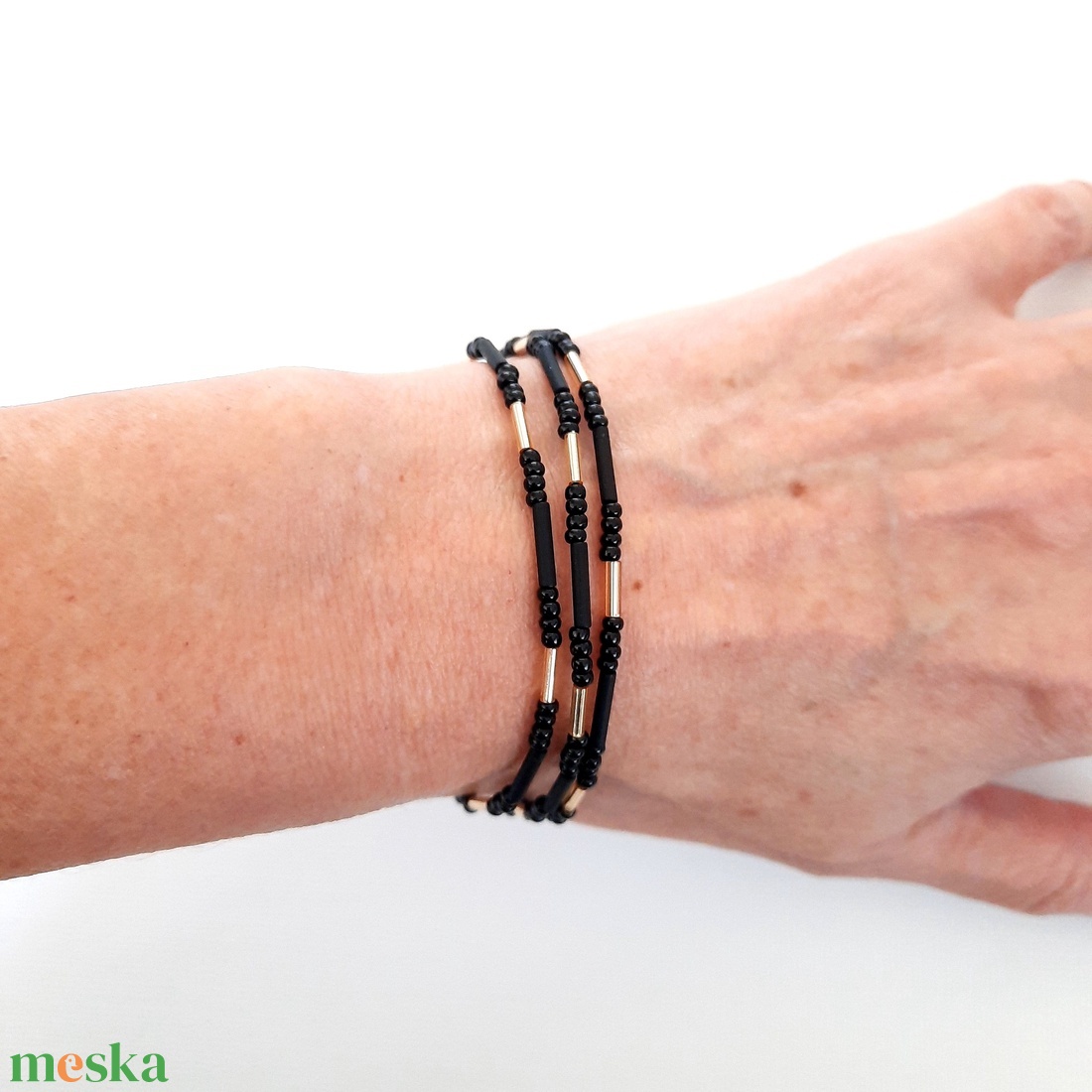 Fekete és arany, 3 soros karkötő - ékszer - karkötő - gyöngyös karkötő - Meska.hu