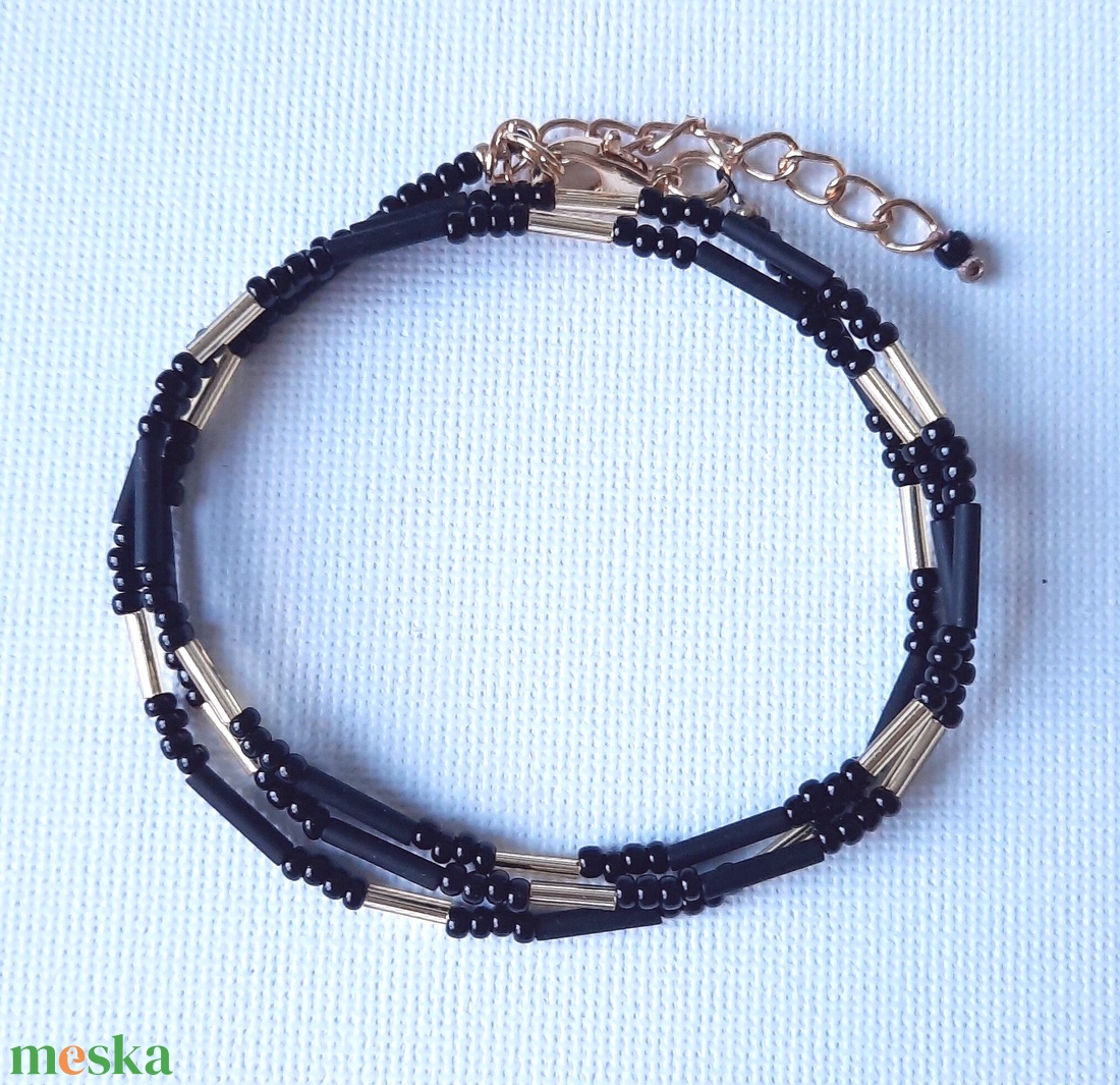 Fekete és arany, 3 soros karkötő - ékszer - karkötő - gyöngyös karkötő - Meska.hu