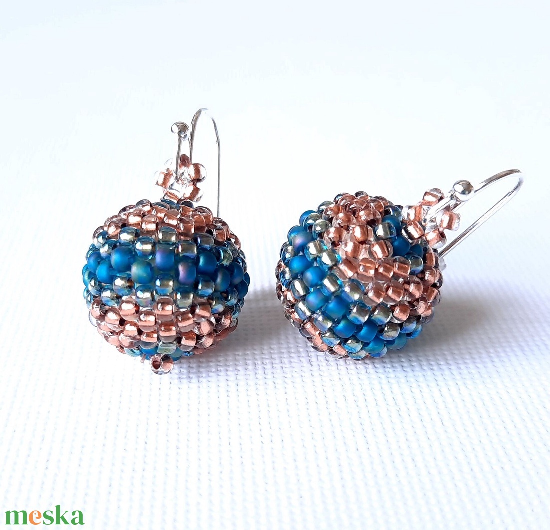 Kékeszöld szivárványos színek és réz, gyöngyös karkötő + fülbevaló szett - ékszer - ékszerszett - Meska.hu