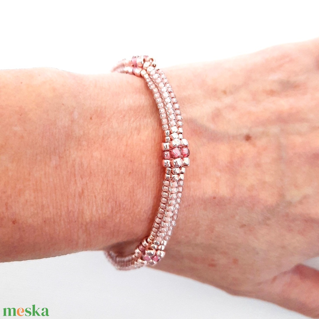 Áttetsző rózsaszín árnyalatok és metál rózsaszín,  gyöngyös karkötő - ékszer - karkötő - gyöngyös karkötő - Meska.hu