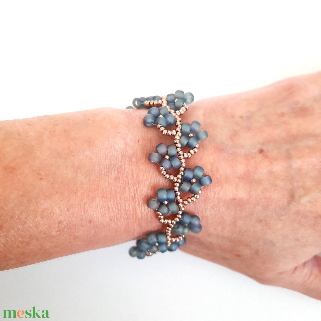 Gyöngyös virágos, szivárványos kékes szürke, matt karkötő - ékszer - karkötő - gyöngyös karkötő - Meska.hu